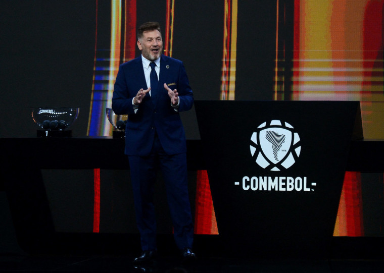 Alejandro Domínguez preferiu discursar em português para se dirigir aos brasileiros 