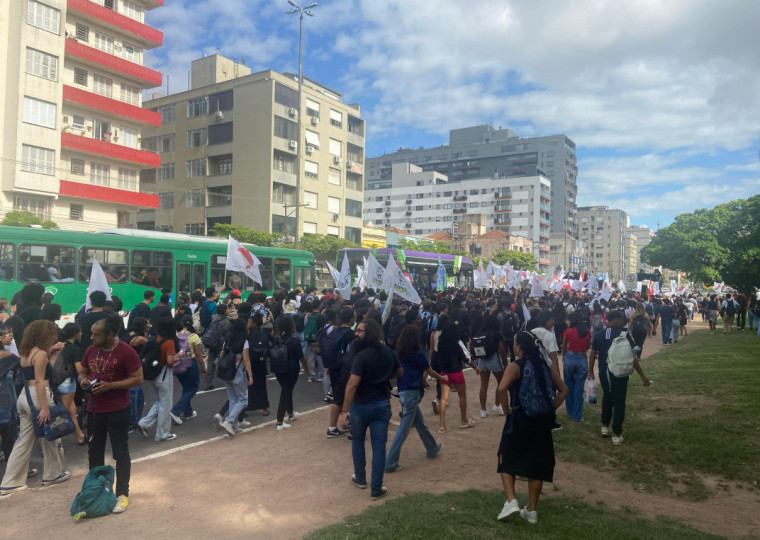 Os estudantes também pediam por maiores investimentos na educação 