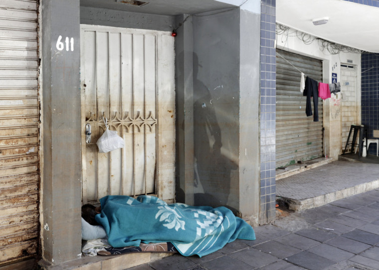 As vítimas foram encontradas sem vida na rua Voluntários da Pátria no bairro Cidade Baixa