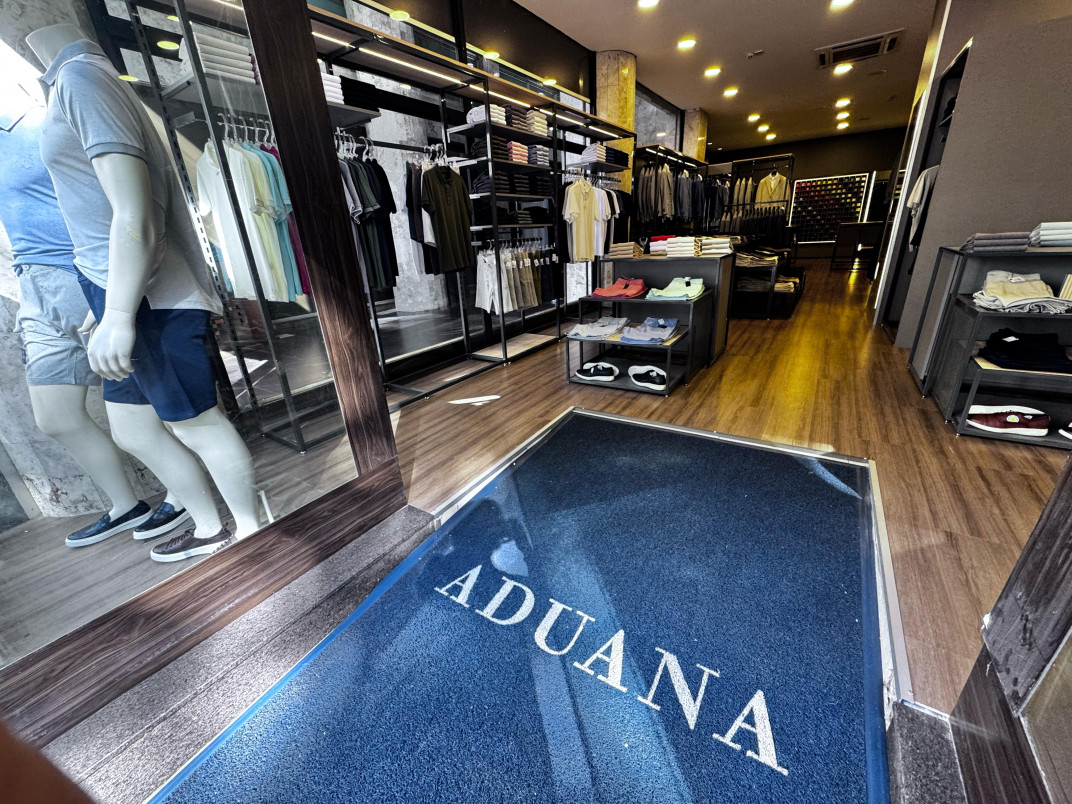 Aberturas de vidro (fundo) voltadas para a galeria expandem a vis&atilde;o do interior da loja | PATR&Iacute;CIA COMUNELLO/ESPECIAL/JC