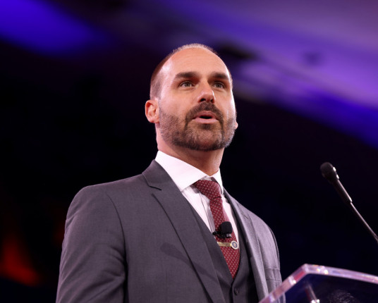 Moraes autoriza inquérito e Eduardo Bolsonaro desafia Lula