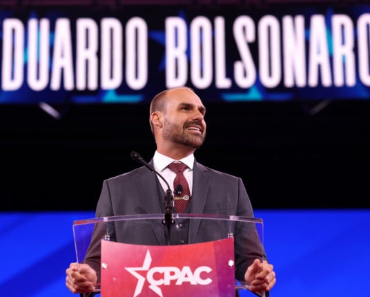 STF torna Eduardo Bolsonaro réu por coação no processo do pai; decisão foi unânime