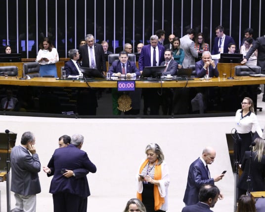 Orçamento de 2025 é aprovado com superávit de R$ 15 bilhões