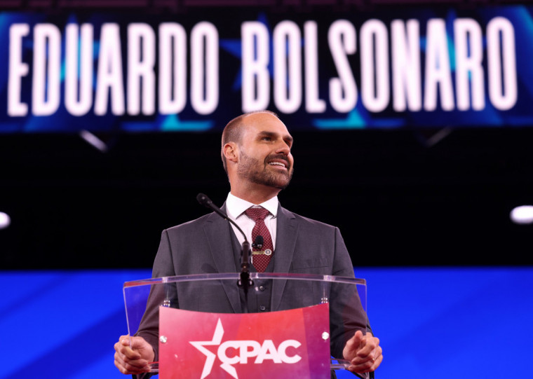 Com a abertura de uma ação criminal, o STF tem a opção de pedir a extradição do deputado, que se encontra nos EUA