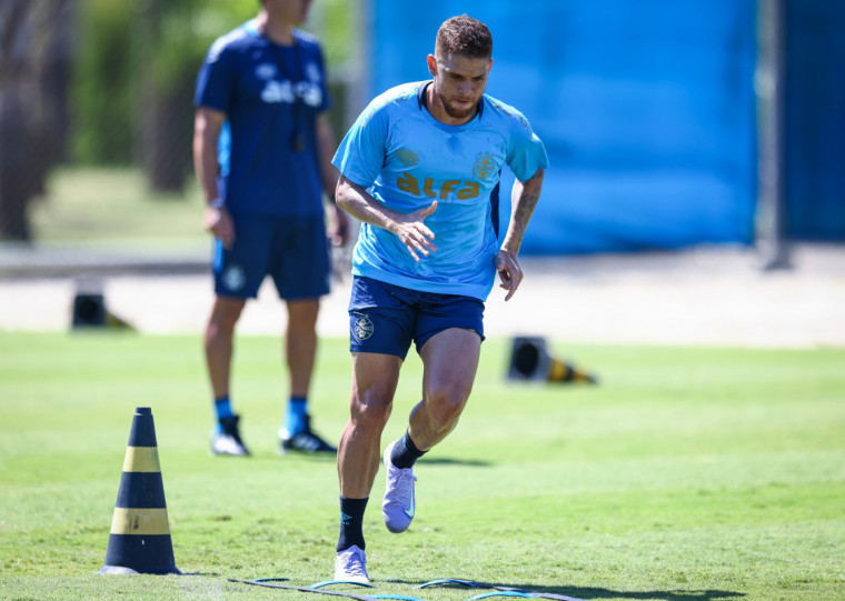 Cuellar trabalha o físico para assumir a titularidade no meio-campo