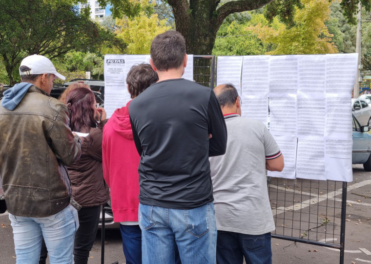 Vagas est&atilde;o sendo divulgadas em um painel montado pelo FGTAS/SINE 