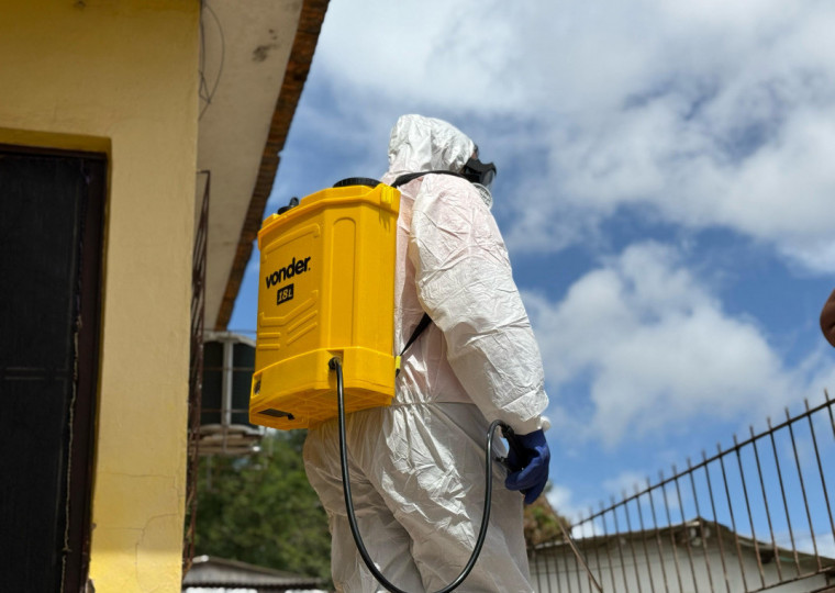 Equipes da prefeitura realizam ações de combate à doença com a aplicação de inseticida nas residências