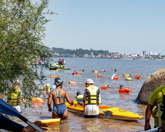 Evento une natação e sustentabilidade em Porto Alegre