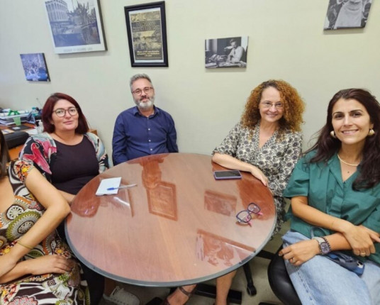 PSOL oficializa convite à Manuela d'Ávila para filiação