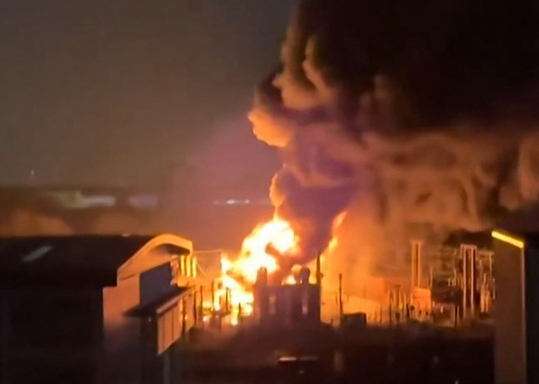 Vídeos publicados nas redes sociais mostram enormes chamas e colunas de fumaça saindo da instalação