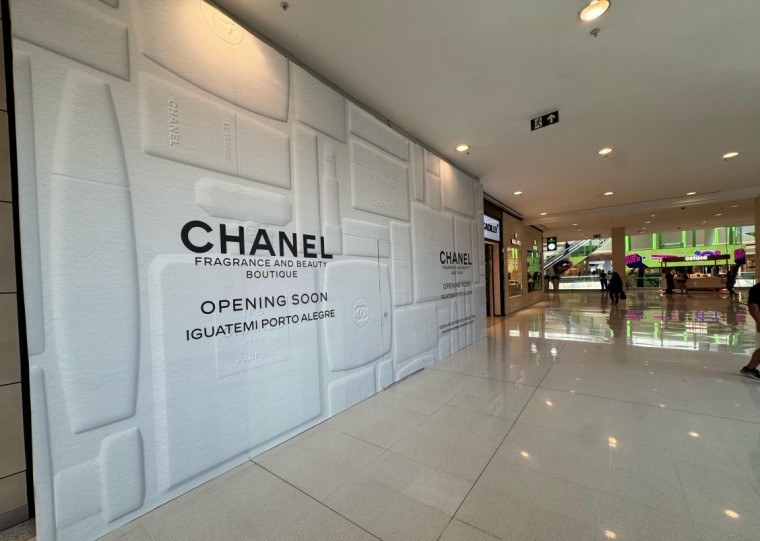 Tapume sinaliza que a Chanel abrir&aacute; no segundo piso do Iguatemi, onde fiam mais grifes de luxo