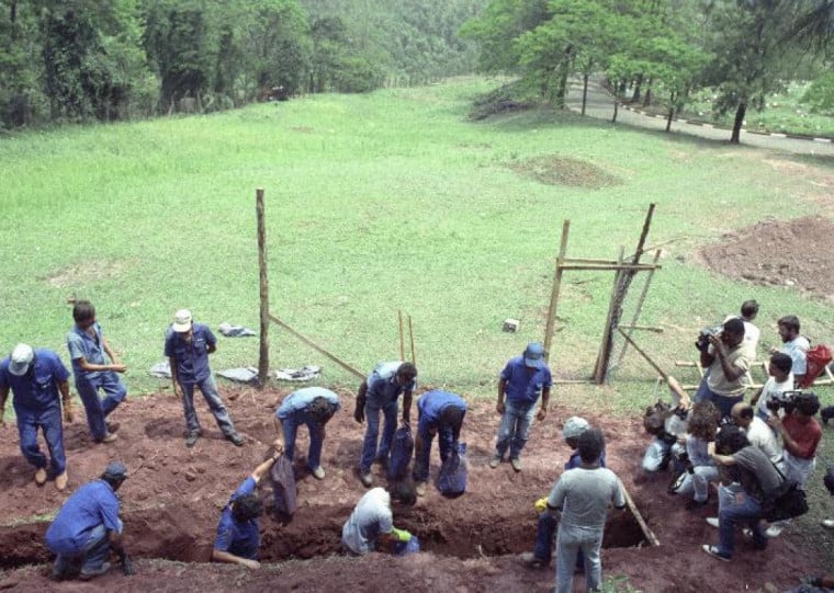 Segundo o Instituto Vladimir Herzog, em um site dedicado a contar a história da Vala de Perus, opositores da ditadura, assassinados pelo regime, foram enterrados como indigentes no local