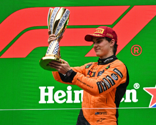 Oscar Piastri, piloto da McLaren, vence GP da China