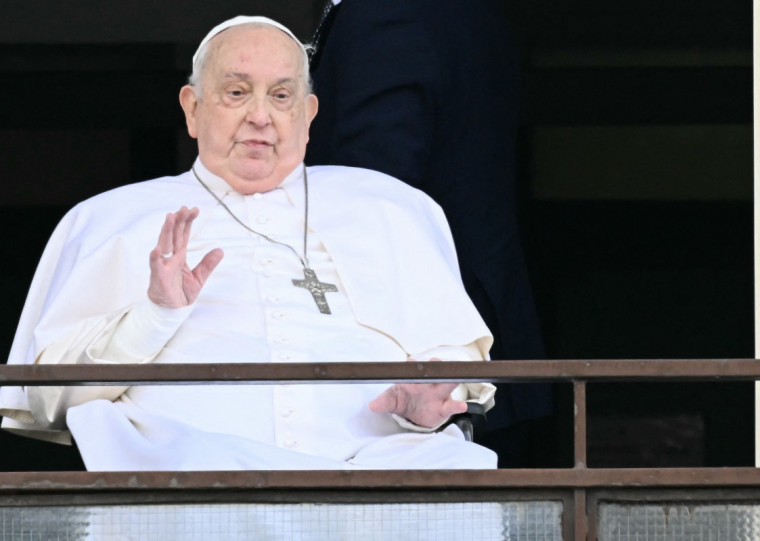 De cadeira de rodas, o líder da Igreja Católica fez uma breve saudação para os fiéis durante a oração dominical do Angelus