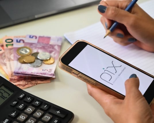 Pix automático deve beneficiar 60 milhões de brasileiros sem cartão de crédito, prevê BC