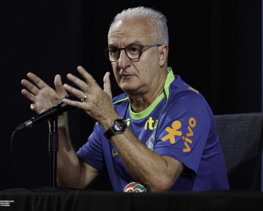 Dorival 'acalma' fala de Raphinha sobre 'porrada' contra Argentina e confirma mudanças no time
