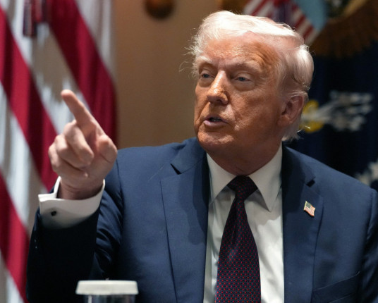 EUA anunciam tarifa adicional de 50% em retaliação à China, e sobretaxa chega a 104%