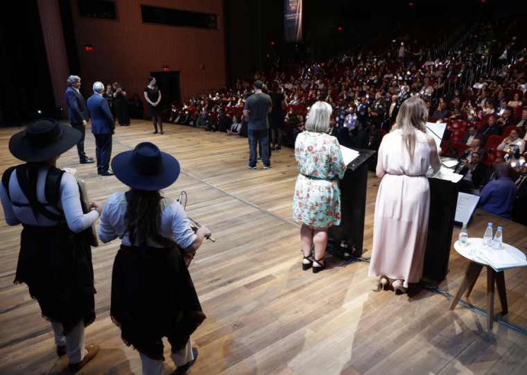 Evento, no Teatro Fiergs, em Porto Alegre, contou com apresentação tradicionalista e exibição de bandeira no telão