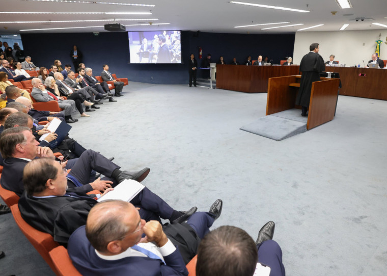 Ex-presidente acompanha presencialmente o julgamento desta terça-feira