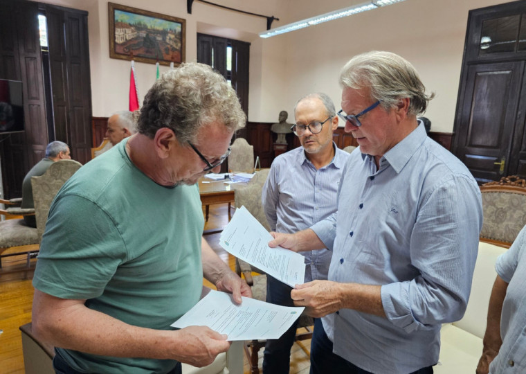 Affonso Hamm (PP, à dir.) anunciou destinação de R$ 1,92 milhão em emendas em visita ao prefeito de Bagé, Luiz Fernando Mainardi (PT)