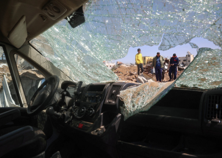 Documentarista foi atacado por um grupo de colonos israelenses que teriam espancado o diretor no vilarejo de Susiya, na Cisjord&acirc;nia
