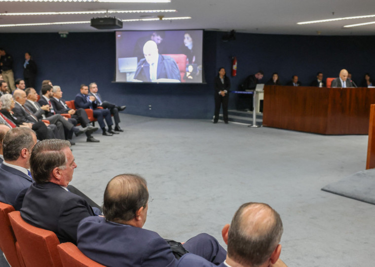 Jair Bolsonaro e seus advogados durante análise da Primeira Turma