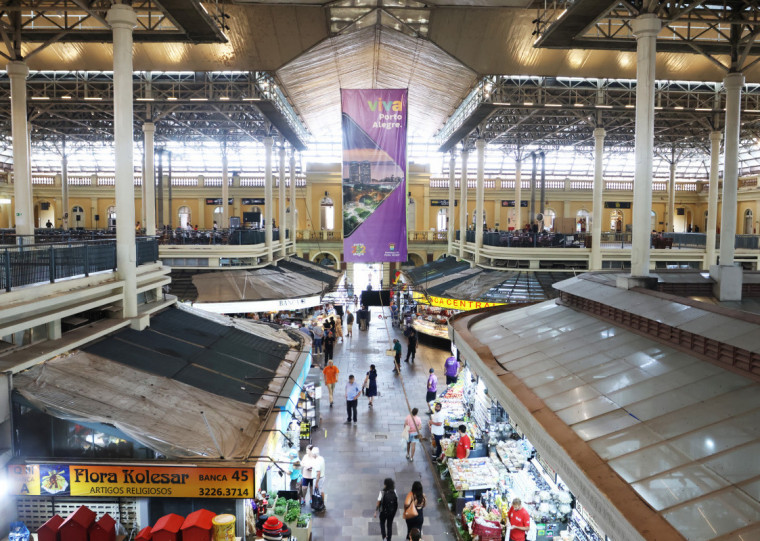 Após 41 dias fechado pela enchente histórica de maio do ano passado, o Mercado Público voltou a ser dos porto-alegrenses
