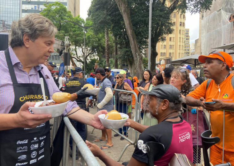 Foram distribuídos 2 mil quilos de carne gratuitamente aos porto-alegrenses 