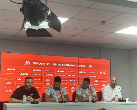 Inter apresenta Juninho e Diego Rosa, que escorrega ao mencionar o rival