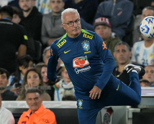 Para o lugar de Dorival, Felipe Melo sugere Jardine na seleção brasileira, e Denílson pede Ceni