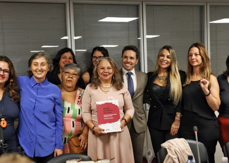  Mulheres do "Coletivo Filhos(as) e Netos(as) por Memória, Verdade e Justiça" buscam um pedido oficial de desculpas do Estado brasileiro