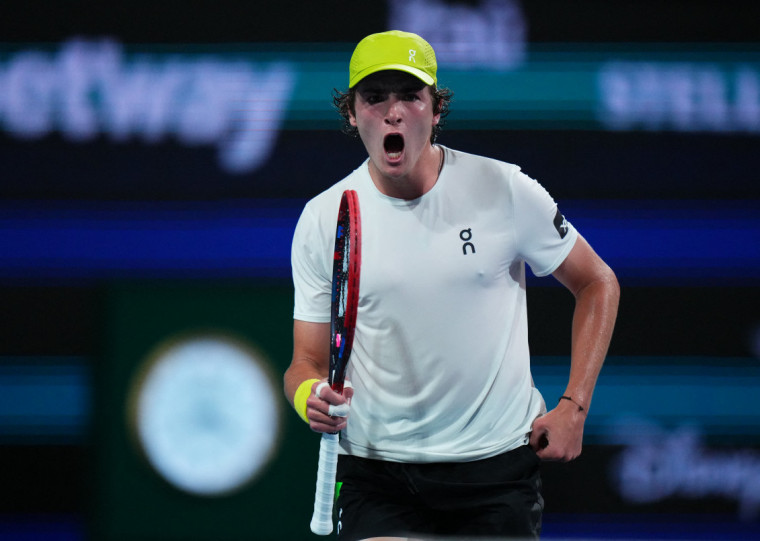  MIAMI GARDENS, FLORIDA - MARCH 24: Joao Fonseca of Brazil reacts against Alex de Minaur of Australia during their match on day 7 of the Miami Open at Hard Rock Stadium on March 24, 2025 in Miami Gardens, Florida.   Rich Storry/Getty Images/AFP (Photo by Rich Storry / GETTY IMAGES NORTH AMERICA / Getty Images via AFP)