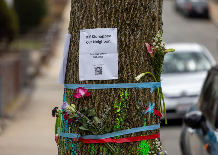 "O Departamento de Segurança Interna sequestrou a nossa vizinha", diz cartaz no local onde estudante turca Rumeysa Oztuckfoi detida