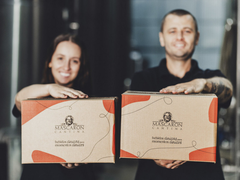 Joana Brandalise e Pedro Henrique Morello comandam a produção de cervejas da Cantina Mascaron

  Foto: Simara Polli/Cantina Mascaron/Divulgação/JC