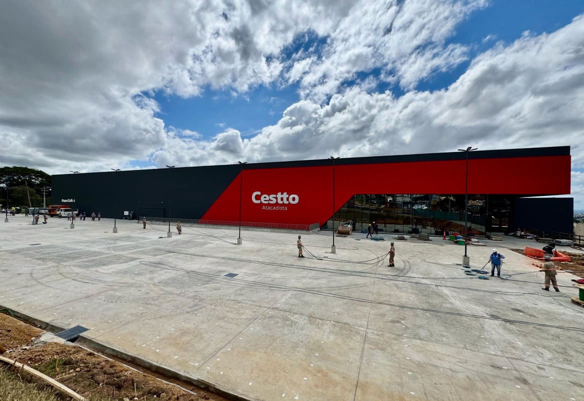 Preparativos finais envolvem também infraestrutura de fios em áreas como estacionamento | PATRÍCIA COMUNELLO/ESPECIAL/JC