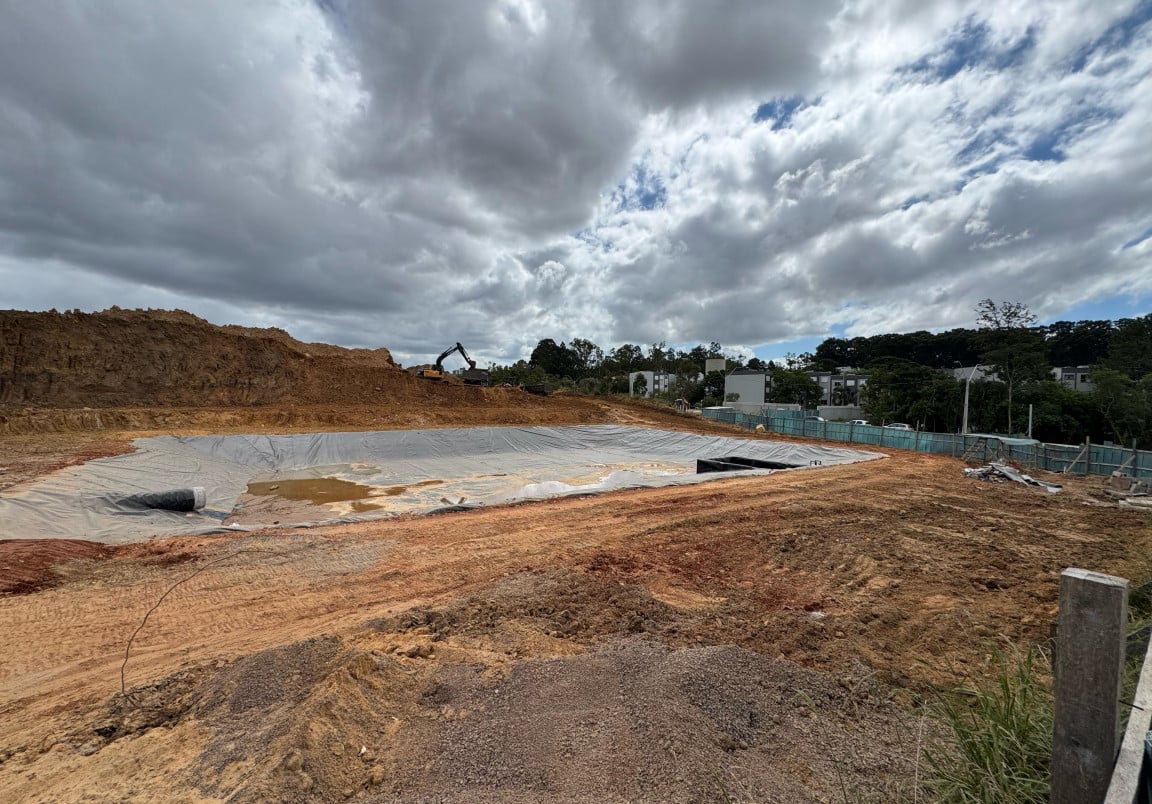 Instalação de bacia de contenção de chuvas está em conclusão; ao fundo, fica a vegetação remanescente  | PATRÍCIA COMUNELLO/ESPECIAL/JC