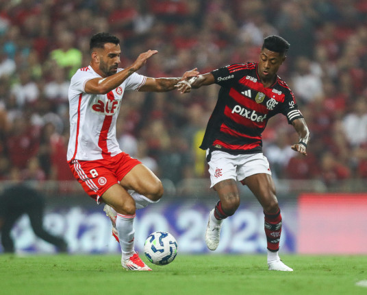 Inter sai na frente, mas cede empate ao Flamengo em estreia no Brasileirão
