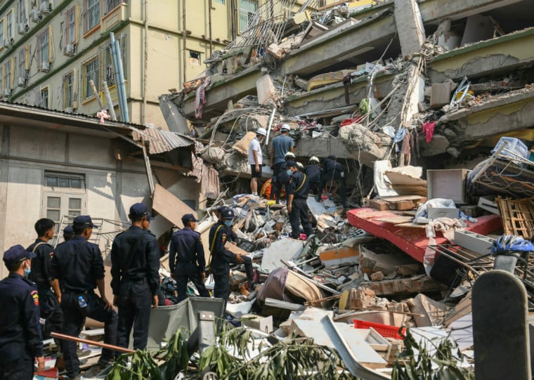  Equipes de resgate trabalham para salvar moradores presos nas ruínas na cidade de Mandalay
