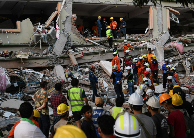 Buscas foram suspensas ontem por réplica de abalo com magnitude 5,1