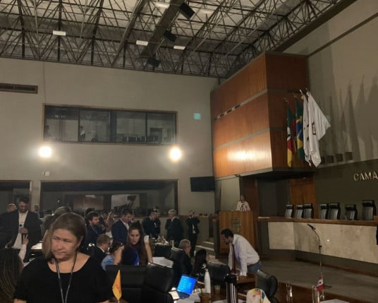 Falta de luz interrompe votação na Câmara de Porto Alegre