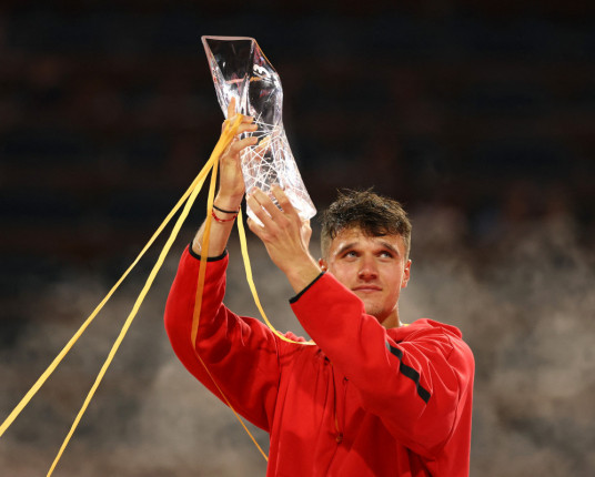 Tcheco de 19 anos impede 100º título da carreira de Djokovic