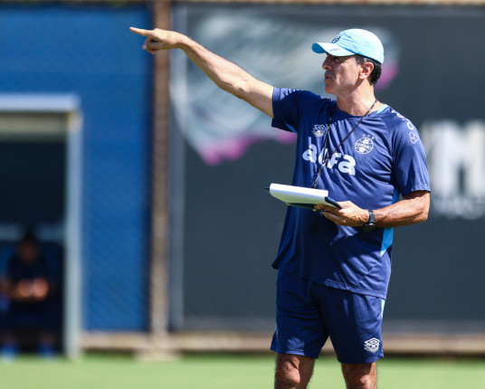 Grêmio divulga cronograma de viagem e tem dúvida técnica para estreia na Sul-Americana