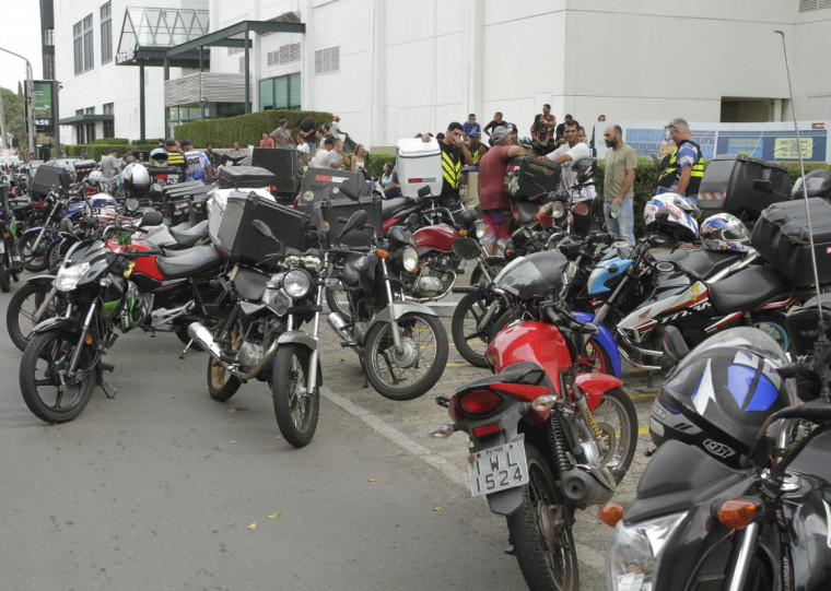 Manifestantes estão concentrados em frente ao Shopping Praia de Belas