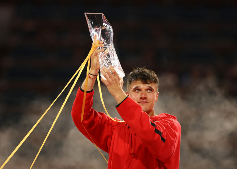 O tcheco Jakub Mensik venceu a partida por 2 sets a 0, com parciais de 7/6 (4) e 7/6 (4)