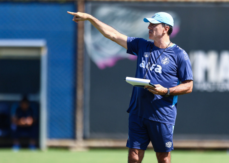 Técnico Gustavo Quinteros deve repetir escalação sem um armador no meio-campo