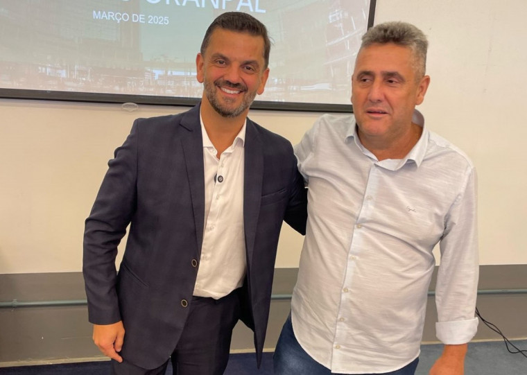 Marcelo Maranata (e) foi eleito para comandar o Consórcio e o prefeito de Taquari (d) presidirá a Associação