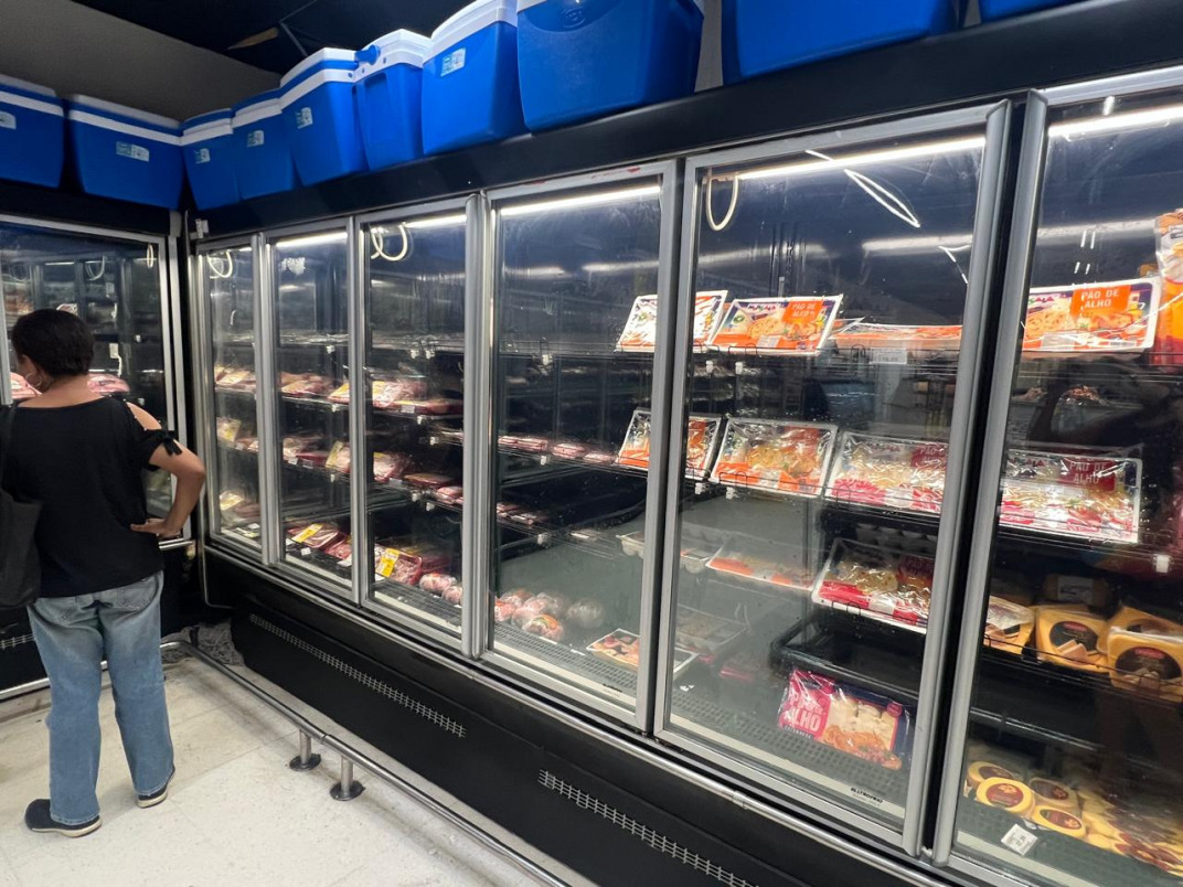 Geladeiras com carnes apresenta &aacute;reas vazias, indicando falta de reposi&ccedil;&atilde;o de produtos  | NAN&Aacute; HAUSEN/DIVULGA&Ccedil;&Atilde;O/JC