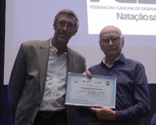 Centenário Anton Biedermann é homenageado em lançamento do Brasileiro de Natação Master