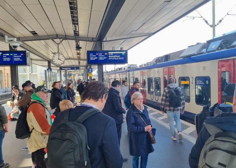 Infraestrutura inclui linhas de trens de superfície e ampla rede de metrô

