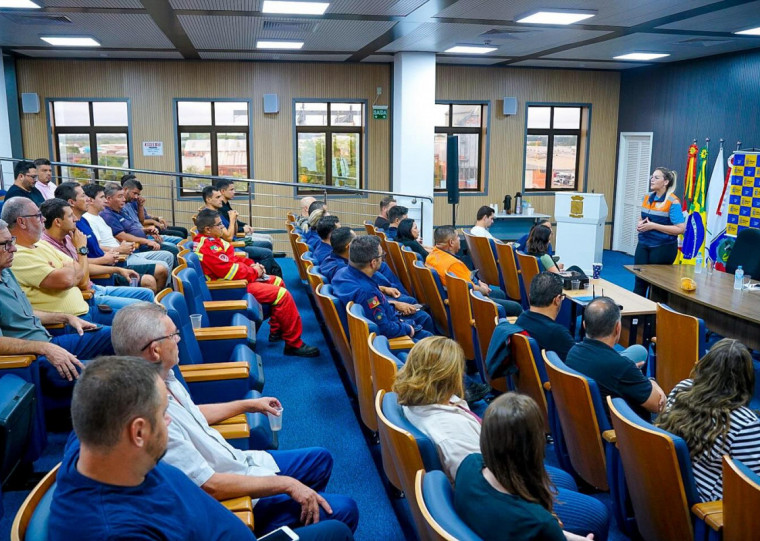 A prefeita de Eldorado do Sul, Juliana Carvalho, reuniu-se com a equipe da Defesa Civil nesta terça